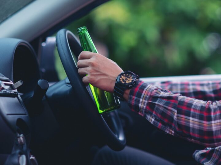 Podwójne zagrożenie na drogach Zgorzelca: Młody kierowca BMW i starszy kierowca Peugeota prowadzili pod wpływem alkoholu