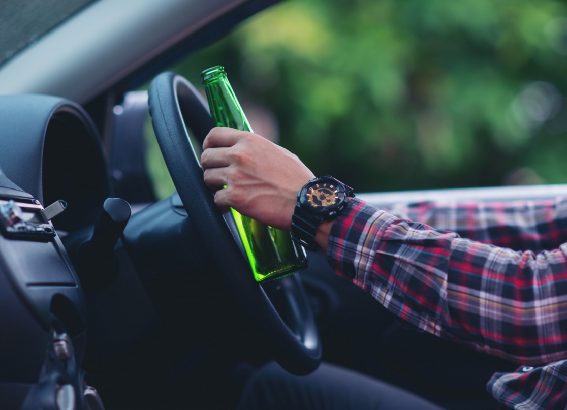 Podwójne zagrożenie na drogach Zgorzelca: Młody kierowca BMW i starszy kierowca Peugeota prowadzili pod wpływem alkoholu