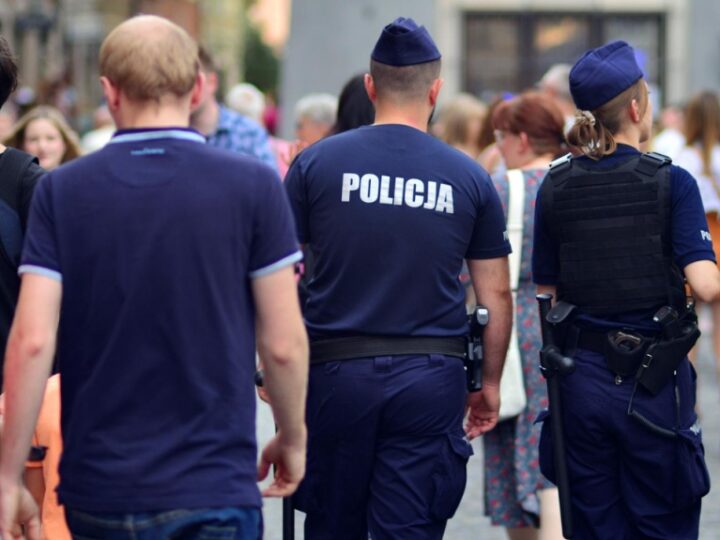 Policjanci ze Zgorzelca prowadzą pościg za kierowcą BMW, który ignoruje sygnały do zatrzymania