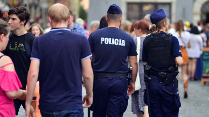 Policjanci ze Zgorzelca prowadzą pościg za kierowcą BMW, który ignoruje sygnały do zatrzymania