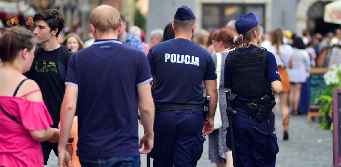 Policjanci ze Zgorzelca prowadzą pościg za kierowcą BMW, który ignoruje sygnały do zatrzymania