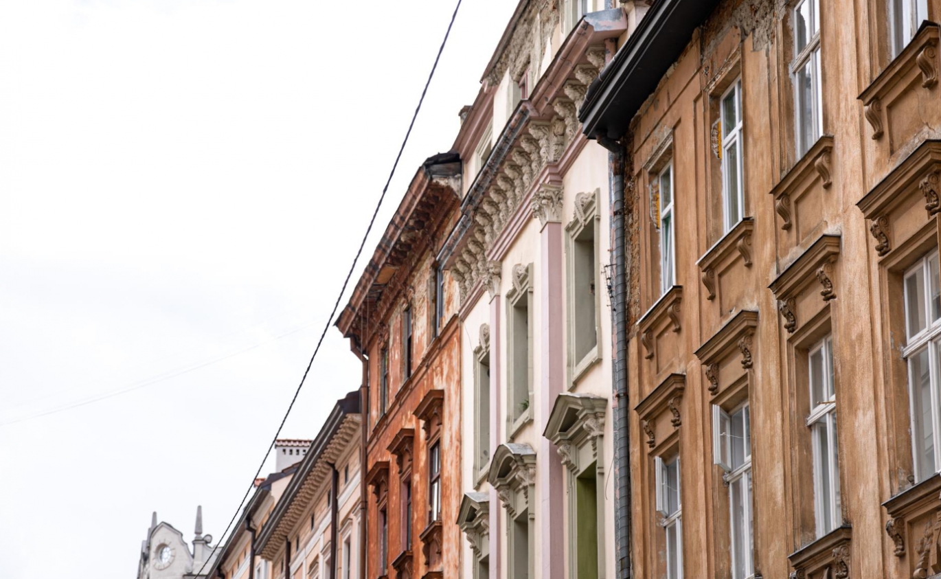 Nowi mieszkańcy w odnowionych budynkach w Kolonii Zgorzelec zmagają się z problemami technicznymi