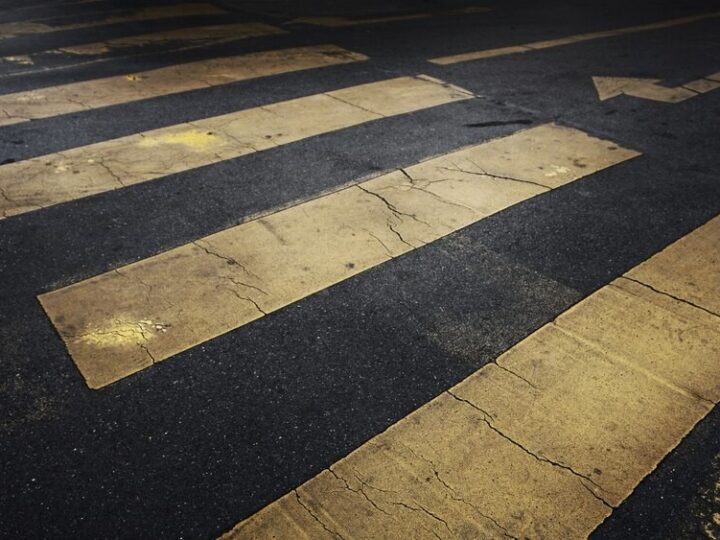 Obowiązek odśnieżania: Zadbaj o bezpieczeństwo na chodnikach i dachach