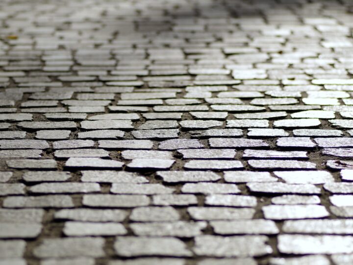 Jak układać kostkę brukową, żeby uniknąć zapadania?