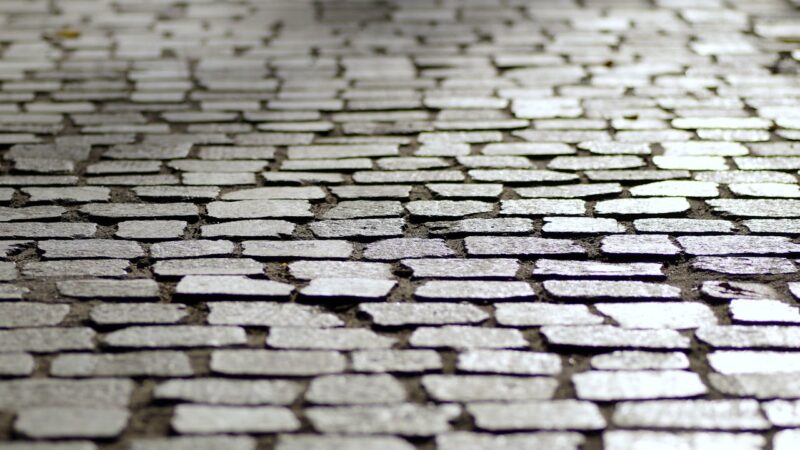 Jak układać kostkę brukową, żeby uniknąć zapadania?