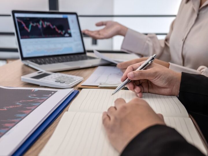 Urzędnicy dostarczają decyzje podatkowe na 2026 rok osobiście i elektronicznie