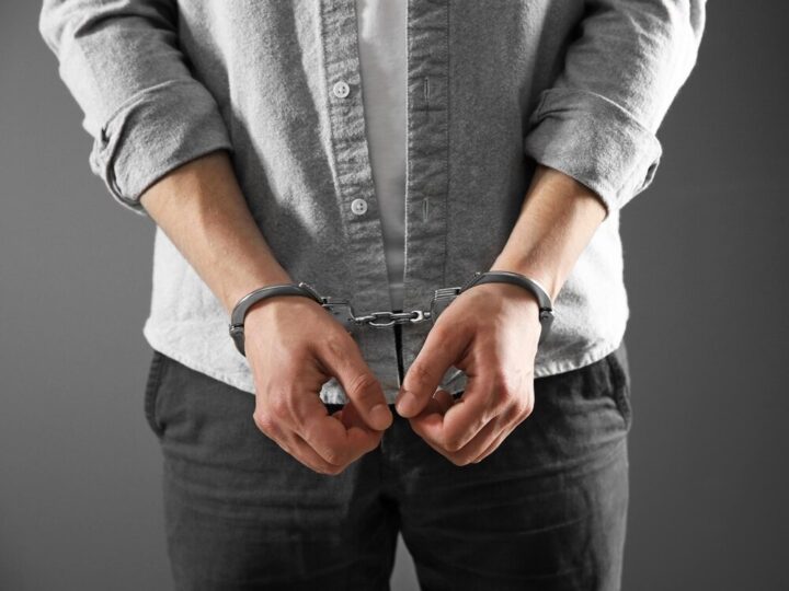 40-latek zatrzymany za kradzież rozbójniczą i wcześniejsze przestępstwa w drogerii