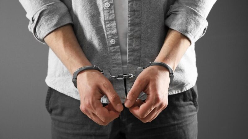 40-latek zatrzymany za kradzież rozbójniczą i wcześniejsze przestępstwa w drogerii